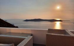 Luxurious villa with caldera view