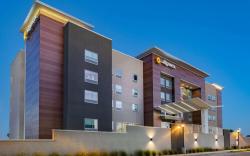 La Quinta Inn & Suites by Wyndham Galveston North at I-45