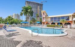 Hallandale Beach | Gulfstream Park | Pool + beach