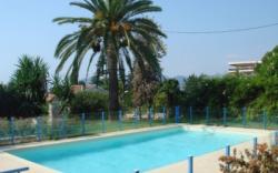 Modern one bedroomed apartment just off the Cannes Seafront with a terrace and pool access - 1753