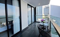 Balcony 3 bedroom apartment in Maple