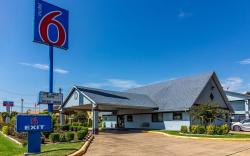 Motel 6 Alvin, TX