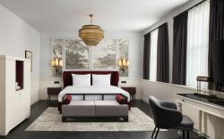 Adahan DeCamondo Pera, Autograph Collection