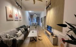 DeMUJI 4BR 10PAX 3Min to ECM KCM, Netflix 
