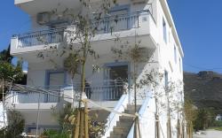 Poseidon Studios & Apartments