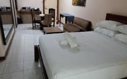Chic condo 1 q bed near Asian Hosp & festival mall