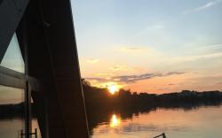 Domek na wodzie  ( hausboot)
