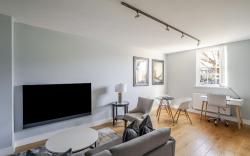 Luxurious Private One Bedroom Apartment 