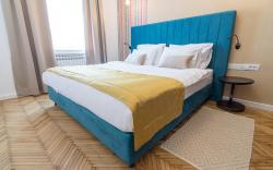 AUGUST BRAUN SUITE