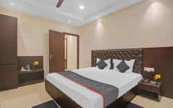 Super Townhouse Centre Point Inn Near Esplanade Metro Station