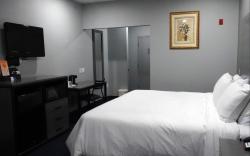 Americas Best Value Inn & Suites Bush Intl Airport