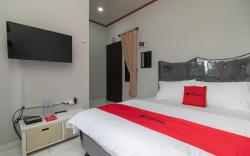 RedDoorz Plus near Jungleland Sentul