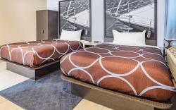 Super 8 by Wyndham Lindenhurst