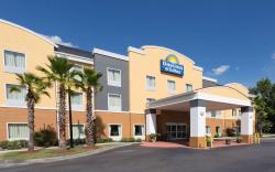 Days Inn & Suites by Wyndham Savannah North I-95