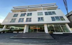 RQ Bangkok Sukhumvit 50 by Collection O