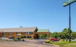 Econo Lodge Inn & Suites