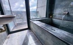 松松湯宿附陽台高樓層樓中樓(礁溪市中心免費停車場大浴池)2