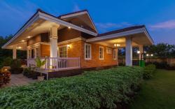 StayVista's Wandering Greens - Mountain-View Villa