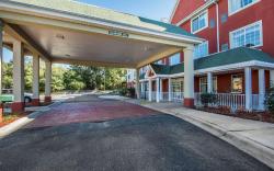 Econo Lodge Inn & Suites