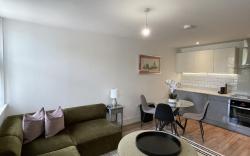 Luxurious 2 Bedroom Apartment with Free Parking