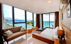 Amazing ocean view 2 bedroom apartment in Maple