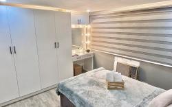 IV’s Condo w/ Netflix, Wifi & Karaoke