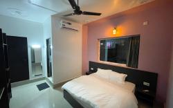 12 Monks Hostel Rishikesh