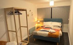 Cheerful 5-bedroom home with free parking on site