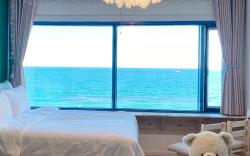 Room Dreaming Sea: Full Window Fantastic Ocean View, Pet-Friendly, Projector, Netflix