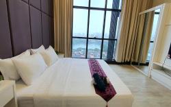 M City Duplex with KLCC Lake View, infinity pool