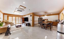 Yuseong Manwol Hotel (Hanok)