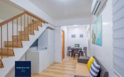 Stellka cheerful townhouse near the beach and city