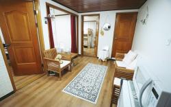 hongik univ stn 10sec,3rooms,4beds, 1st floor [19]