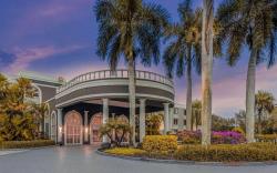 La Quinta Inn & Suites by Wyndham Naples Downtown