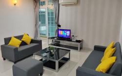 B08 6~KSL Mall~Bathtub~Netflix ~ Pool View ~ 7 pax