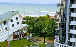 Stunning Oceanfront View, Beach Access & Balcony