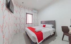 RedDoorz Syariah Plus near Tugu Bubur Ayam Cianjur