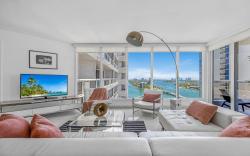 High rise Charm on the Bay