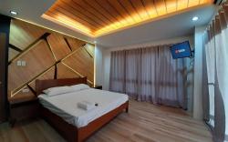 Private Room In An Amazing House-Right Next to CWC