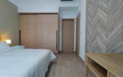 One Room 50mShopping Mall Monorail Breezy