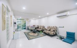 Paradise Found: 4BR, 6 min to Lee Garden