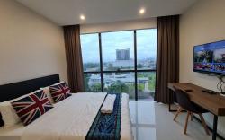 Lovely Kozi Square Studio Bedroom with Pool LV5C