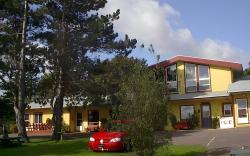 The Pines Motel and Cottages