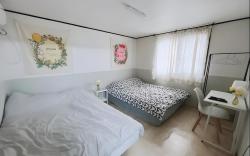 Sangsu Stn 1 min, 3 rooms, 4 beds, 1st floor[1]