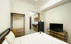Chic Cozy Studio at Transpark Juanda By Travelio
