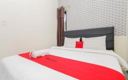 RedDoorz Syariah near Green Park Jatiwarna