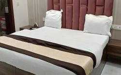 FabHotel Yellow Leaf
