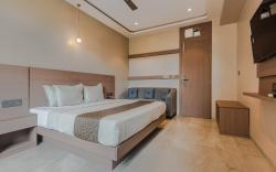 Hotel Aura - Near Malad Link Road