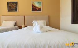 Themepark View Gold Coast Morib w bathtub A2842