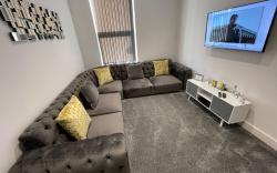Newly Refurbished Clarendon Apartments, Free WIFI, Parking
